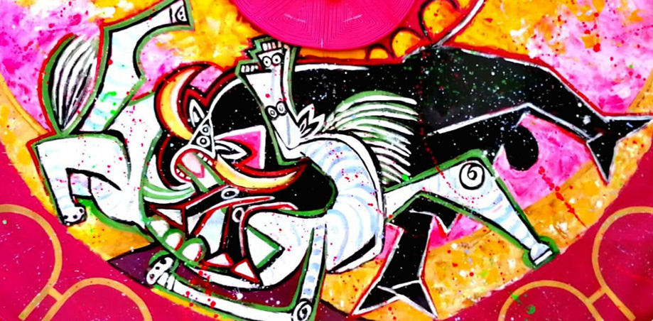 Nuevamente Picasso aumenta su gloria gracias a Alexandra del Bene que vuelve a inspirarse en el sobrepuesto lienzo “Guernica” para realzar al mito y dar color a esta sombría pintura a pesar de la bombilla que simbolizaba la enfermería de la plaza. Atención, porque el reloj de la Maestranza, cuya arcada enmarca el capote, se acerca a las cinco de la tarde. Algo mágico se presagia en esta hora tan taurina inmortalizada por García Lorca. No puede haber más gracia y más arte que en este capote pinturero.